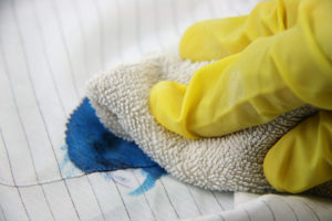 remover manchas de tinta da roupa e tecidos2
