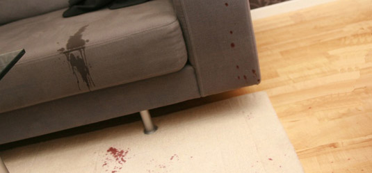 Remover manchas de café do sofá